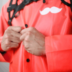 Chaqueta Impermeable Rappi – Máxima Resistencia Material 100% impermeable con botones de presión y costuras selladas. Ligera, duradera y con el diseño oficial de la marca.
