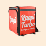 Mochila Eco Rappi – Diseño Cúbico y Reflectivo. Mochila de alta capacidad con bandas reflectivas de seguridad y branding oficial "Entregas en 10 min". con argollas metálicas de acero inoxidable en la base.