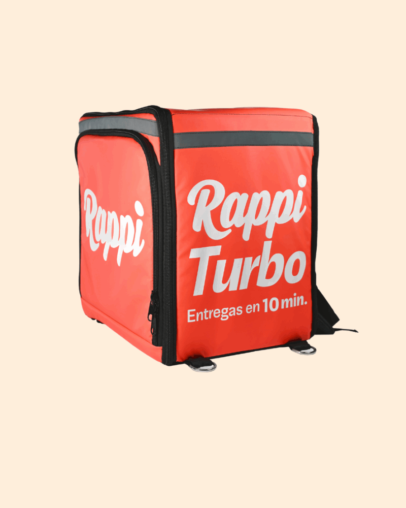 Mochila Rappi Turbo – Diseño Cúbico y Reflectivo. Mochila de alta capacidad con bandas reflectivas de seguridad y branding oficial "Entregas en 10 min". con argollas metálicas de acero inoxidable en la base.