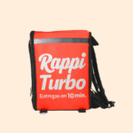 Mochila Eco Rappi Diseño oficial para entregas en 10 min. Incluye reflectivo de seguridad, material impermeable y correas reforzadas con argollas metálicas de acero inoxidable en la base, diseñadas para un anclaje ultra seguro a la parrilla de motos o bicicletas