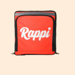 Mochila oficial de Rappi diseñada para delivery. Fabricada en lona impermeable de alta resistencia con logo frontal de gran visibilidad. Incluye una banda reflectiva superior para seguridad en rutas nocturnas y doble cierre reforzado. Estructura cuadrada que mantiene la forma y protege la integridad de los productos.